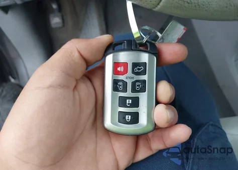 2012 Toyota Sienna Xle V6 8 Passenger from USA, damaged, VIN 5TDYK3DC4CS201095